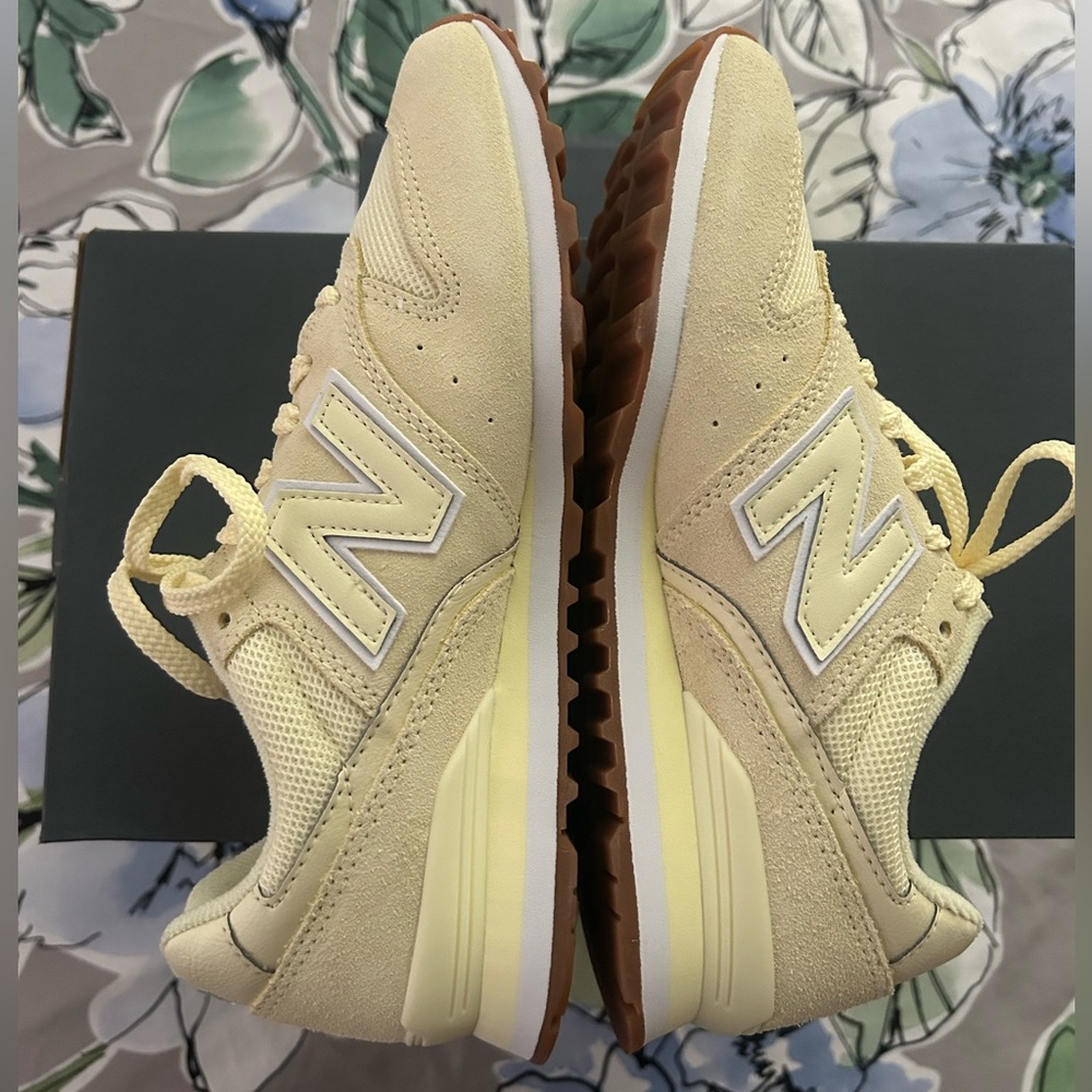 New Balance classic women’s sneakers